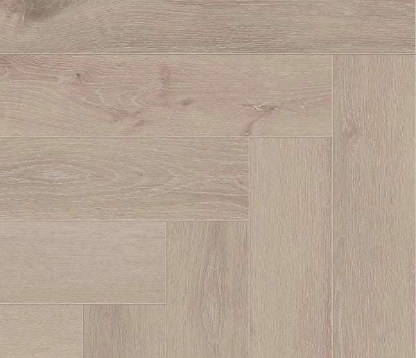 Vinylboden COREtec Naturals Herringbone Alto im Hahnentrittmuster, helle Holzoptik, langlebig und stilvoll für Wohnzimmer.
