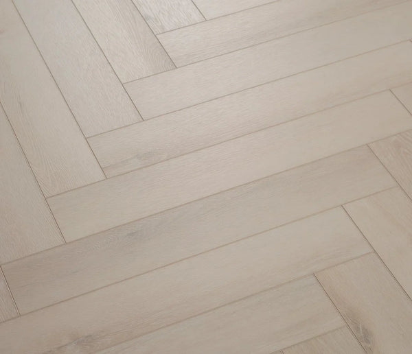 COREtec Naturals Herringbone Alto Vinylboden mit Hahnentritt-Muster in natürlichem Holzdesign, langlebig und stilvoll.