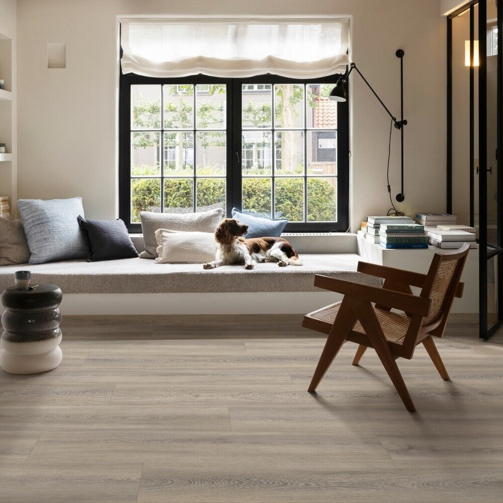 Moduleo Vinylboden Roots 55 Ethnic Wenge 28282, dunkler Klebevinylboden mit Holzmaserung und dunklem Wenge-Farbton.