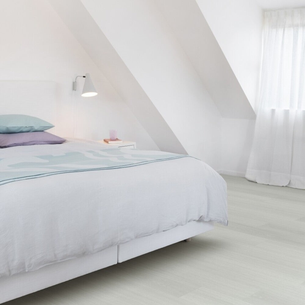 Vinylboden Moduleo Roots 55 Glyde Oak, Klebevinyl, helles Holzdesign, zeigt Holzmaserung und Verlegefläche in einem Raum.