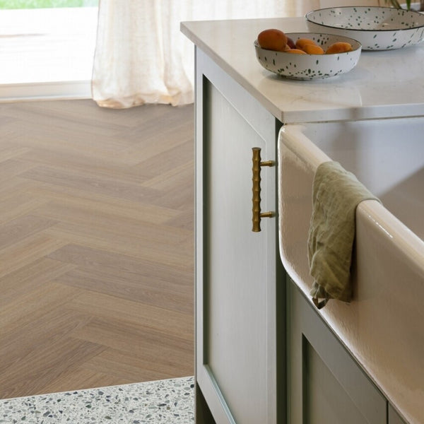 Moduléo Roots 55 Glyde Oak Vinylboden in Fischgrätmuster aus Klebevinyl, hellbraune Holzoptik, detailreiche Oberfläche