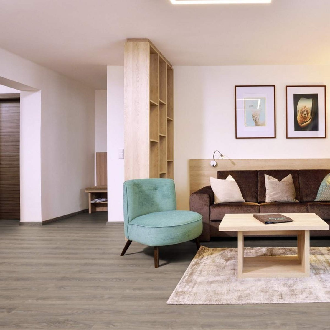 Rigid Klick-Vinylboden von Project Floors SPC Core PW 4010 mit Trittschall, hellbraune Holzoptik, verlegt auf glattem Untergrund