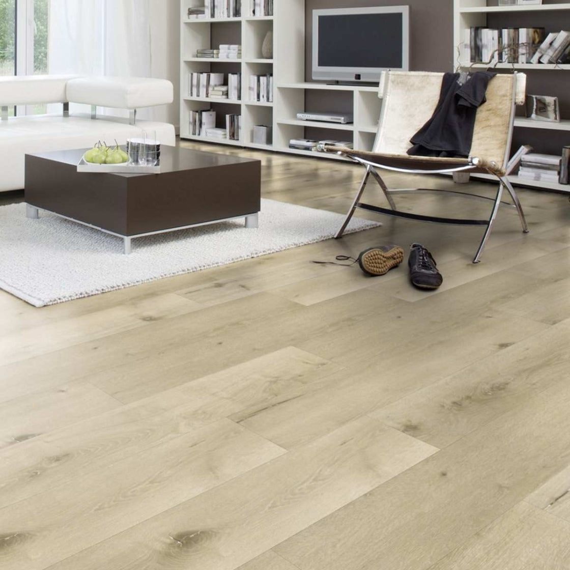 Rauer Projekt Floors SPC Core PW 4200 Rigid Klick-Vinylboden mit Trittschall, strukturierte Oberfläche, Laminatoptik, in Raum verlegt