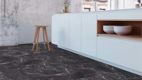 Vinylboden Project Floors floors@home MA 310 Klebevinyl, hellgrau, mit Holzoptik, in einem modernen Wohnraum.