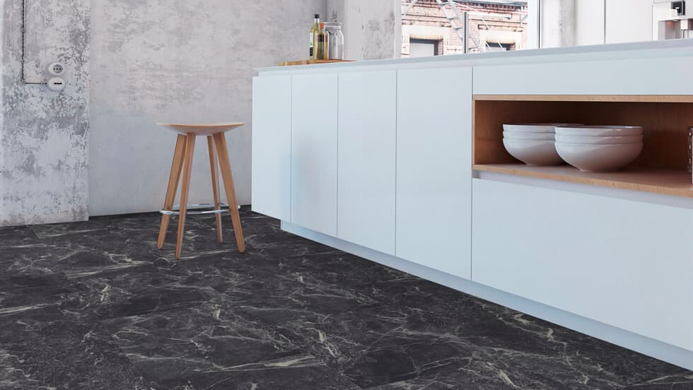 Vinylboden Project Floors floors@home MA 310 Klebevinyl, hellgrau, mit Holzoptik, in einem modernen Wohnraum.