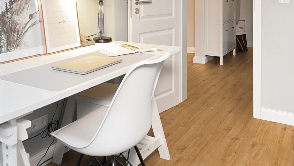 Vinylboden Project Floors floors@home PW 1231, Klebevinyl, in einem modernen Raum mit Holzoptik.