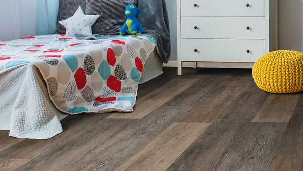 Vinylboden Project Floors floors@home PW 1265, Klebevinyl, in einem modernen Wohnraum mit Holzoptik, detailreiche Oberfläche.