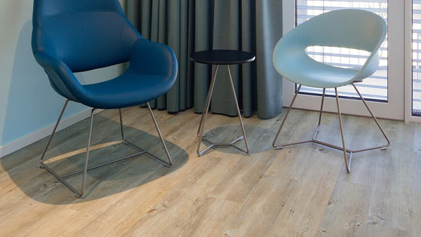 Vinylboden Project Floors floors@home PW 3020 in Holzoptik, langlebiger Klebevinylboden auf Holzuntergrund, Raumbild.