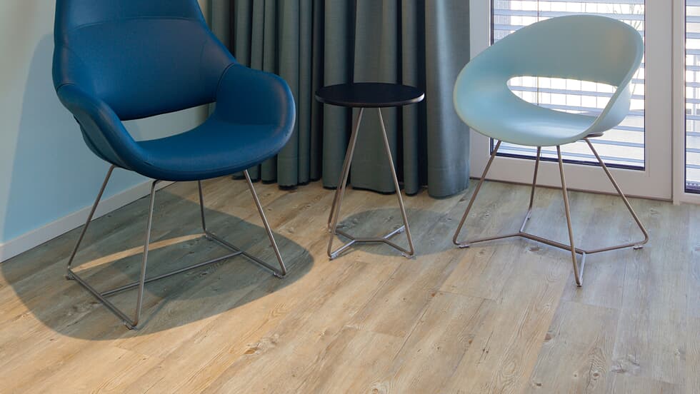 Vinylboden Project Floors floors@home PW 3020 in Holzoptik, langlebiger Klebevinylboden auf Holzuntergrund, Raumbild.