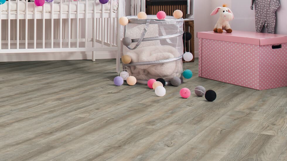 Vinylboden Project Floors floors@home PW 3140, Klebevinyl, helle Holzoptik, in einem modernen Raum.