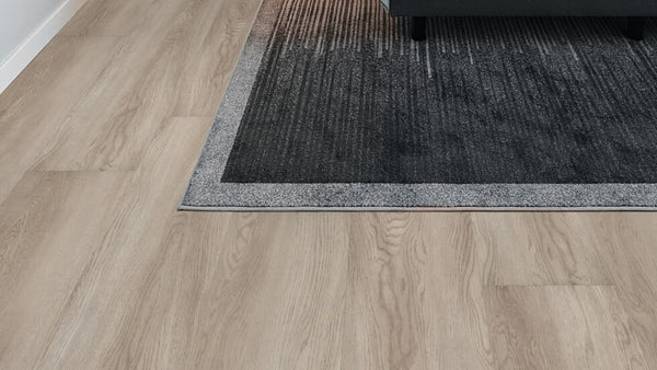 Vinylboden Project Floors floors@home PW 3210, Klebevinyl, in einem modernen Wohnraum mit hellem Holzdesign.