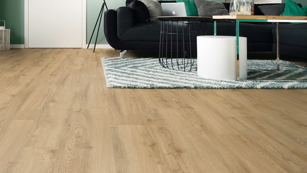 Vinylboden Project Floors floors@home PW 3240, Klebevinyl, hellbraune Holzoptik, auf Boden verlegt in einem Raum