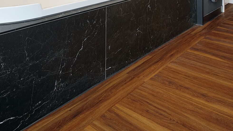 Projekt Floors Vinylboden floors@home PW 3535, Klebevinyl, detailreiche Oberfläche und natürliche Holzoptik in einem Raumbild.