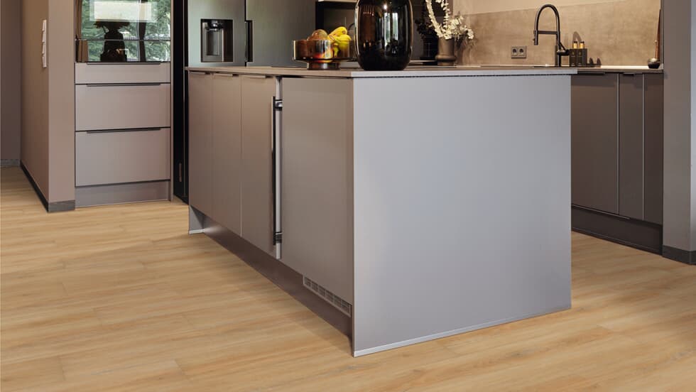 Vinylboden Project Floors floors@home PW 3913 in Holzoptik, Klebevinyl, detailreiche Oberfläche, modernes Design, Raumaufnahme