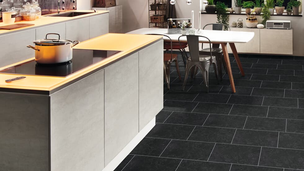 Vinylboden Project Floors floors@home SL 306, Klebevinyl, mit realistischer Holzmaserung und eleganter Optik in einem Raum.