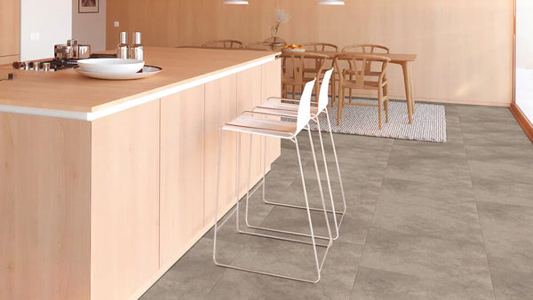 Vinylboden Project Floors floors@home ST 940 in einem modernen Raum, Klebevinyl mit Holzdesign, perfekt für Wohnbereiche