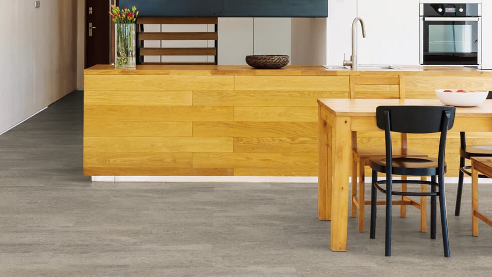 Vinylboden Project Floors floors@home TR 740, Klebevinyl, in einem modernen Raum mit Holzoptik.