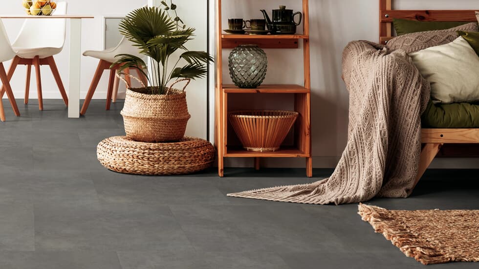 Vinylboden Project Floors floors@home TR 991, Klebevinyl, in einem modernen Raum mit Holzoptik, sichtbare Verlegung und Textur.