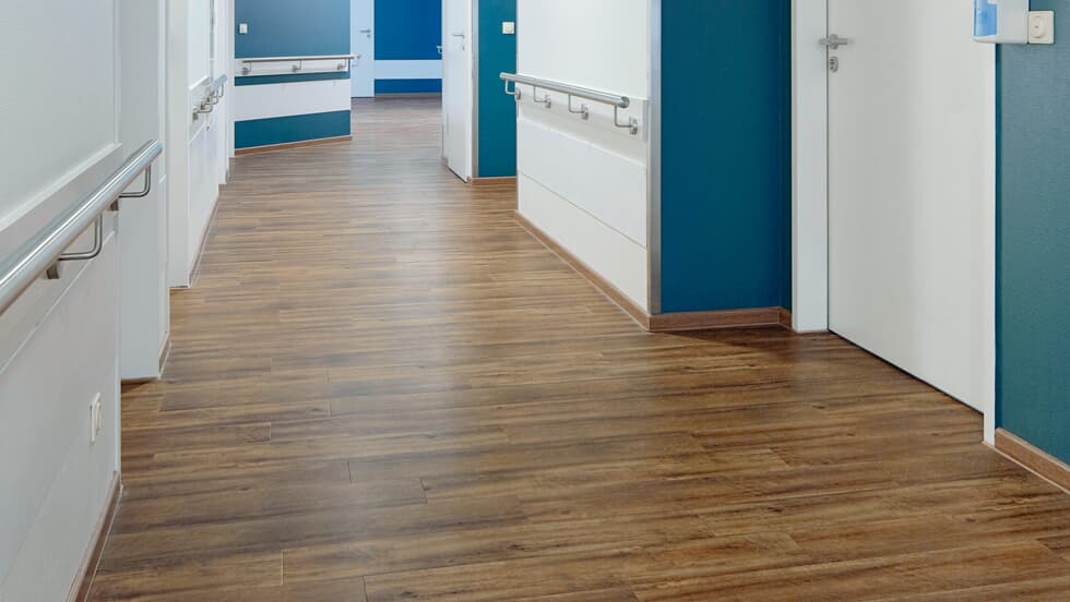 Vinylboden Project Floors floors@work PW 2003, Klebevinyl, in einem modernen Raum mit hellem Holzdesign.