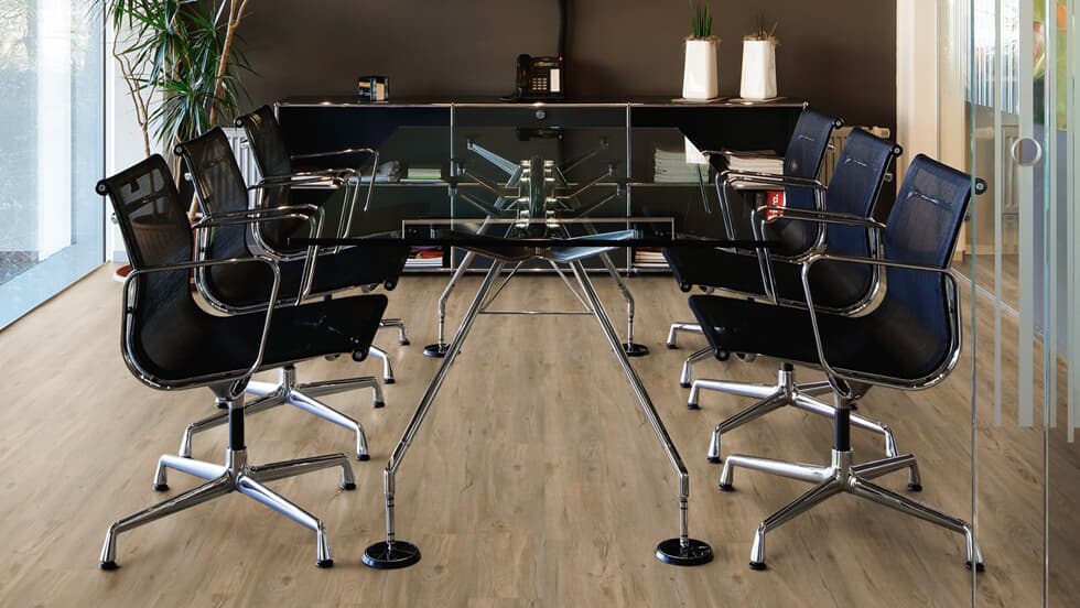 Vinylboden Project Floors floors@work PW 2020 in einem Raum, Klebevinyl mit Holzoptik, langlebiger Bodenbelag, raumfüllendes Bild