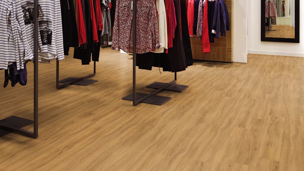 Klick-Vinylboden von Project Floors F-SPC PW 3058 mit Trittschall, 0,30 mm Dicke, helle Holzoptik im Raum.