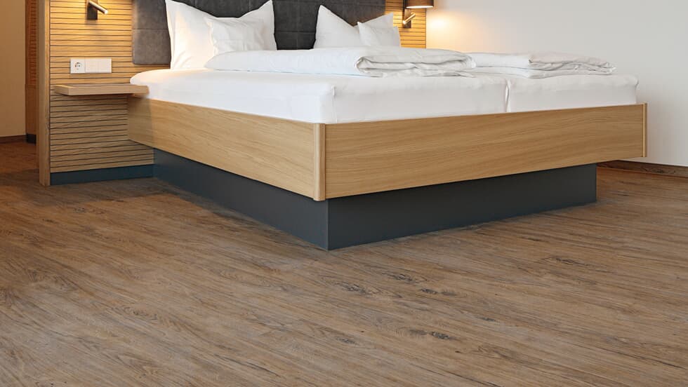 Vinylboden Project Floors floors@work PW 3115, Klebevinyl, mit Holzoptik, geräuschdämmend und strapazierfähig, in einem Raum gezeigt