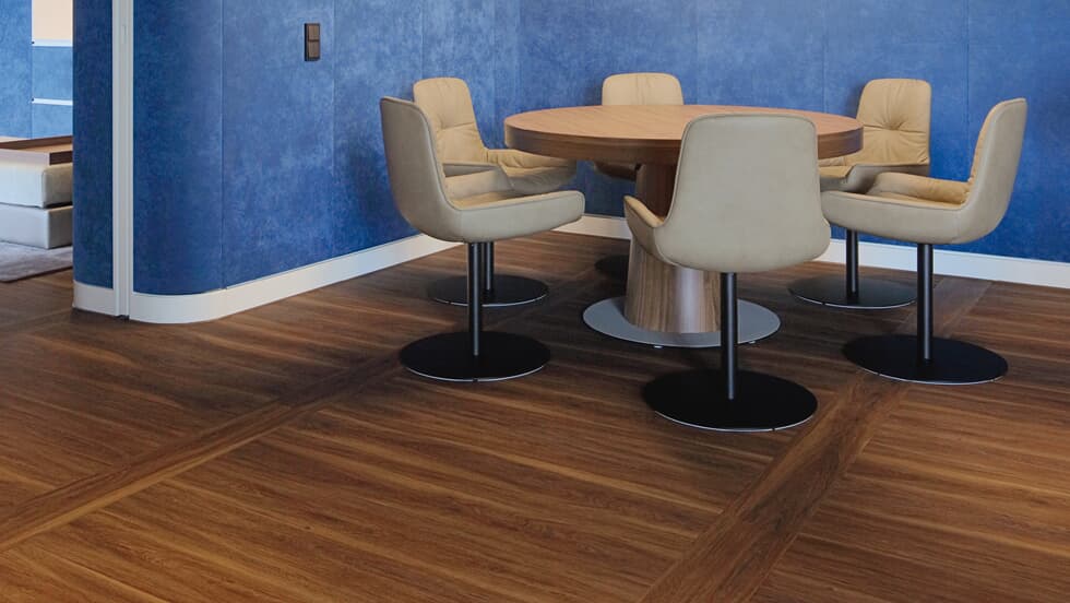 Project Floors Klick-Vinylboden F-SPC PW 3535 mit Trittschall, 0,30 mm, in einem modernen Raum.