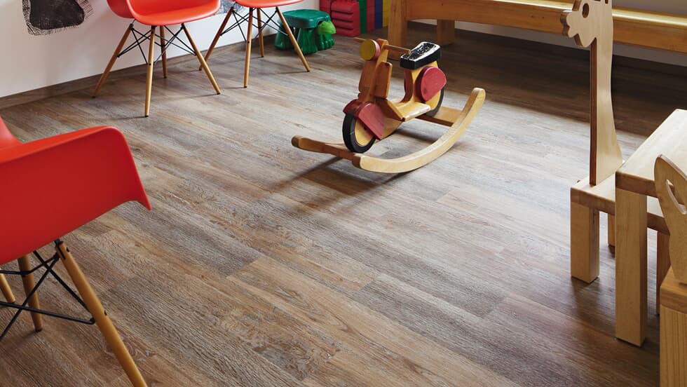 Vinylboden Project Floors floors@work PW 3610, Klebevinyl, in Raum mit Holzoptik, langlebiger Bodenbelag, modernes Design