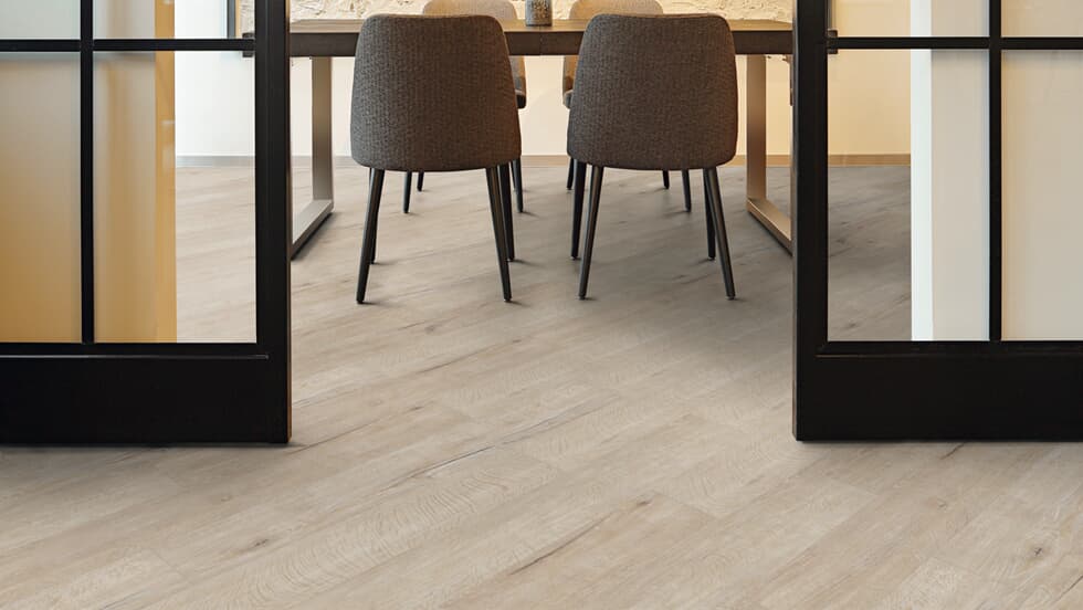 Vinylboden Project Floors floors@work PW 3900, Klebevinyl, dunkle Holzoptik, in einem Raum verlegt, hochwertige Bodenbelagslösung