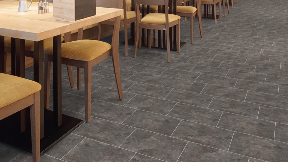 Vinylboden Project Floors floors@work SL 307, Klebevinyl, in einem modernen Raum mit hellem Holzdesign.
