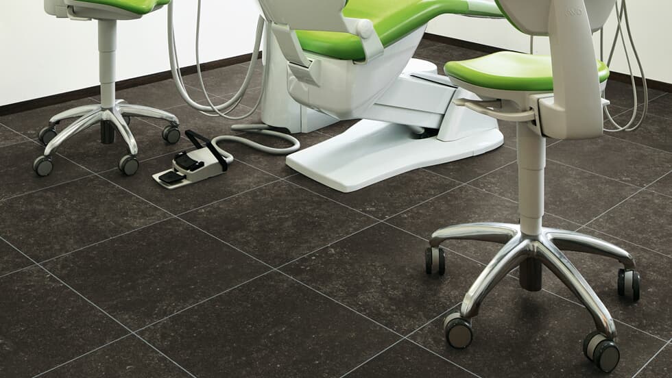 Vinylboden Project Floors floors@work ST 450 in einem Raum, langlebiger Klebevinylboden mit Holzoptik, für moderne Innenräume