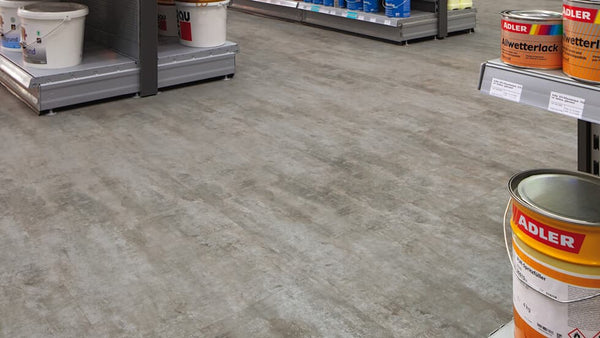 Vinylboden Project Floors floors@work TR 725, Klebevinyl, in einem Raum mit hellem, strapazierfähigem Bodenbelag.