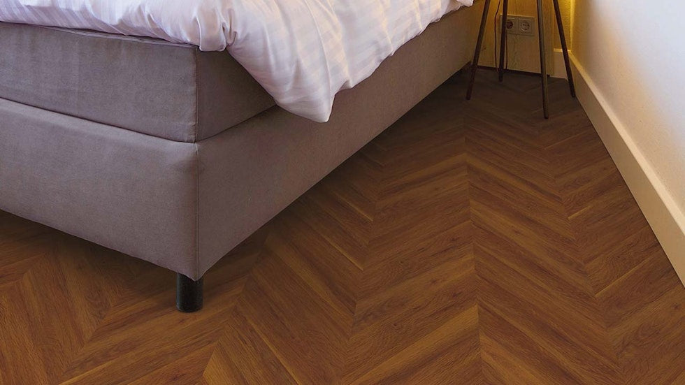 Vinylboden Project Floors floors@work Chevron PW 3535 in Klebevinyl, mit schwarz-weißen Chevron-Muster, auf Boden liegend.