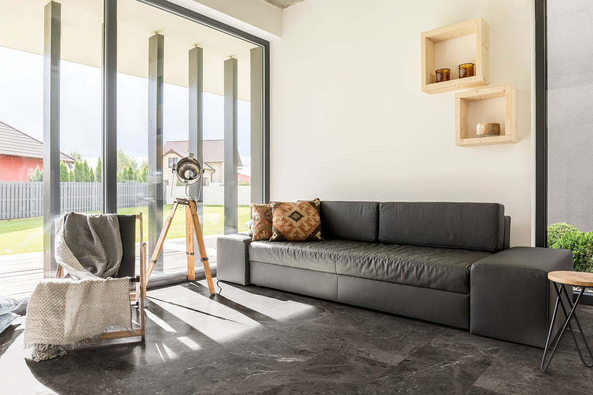 Ceramin Moon Stone Dark Grey, im Raum verlegt
