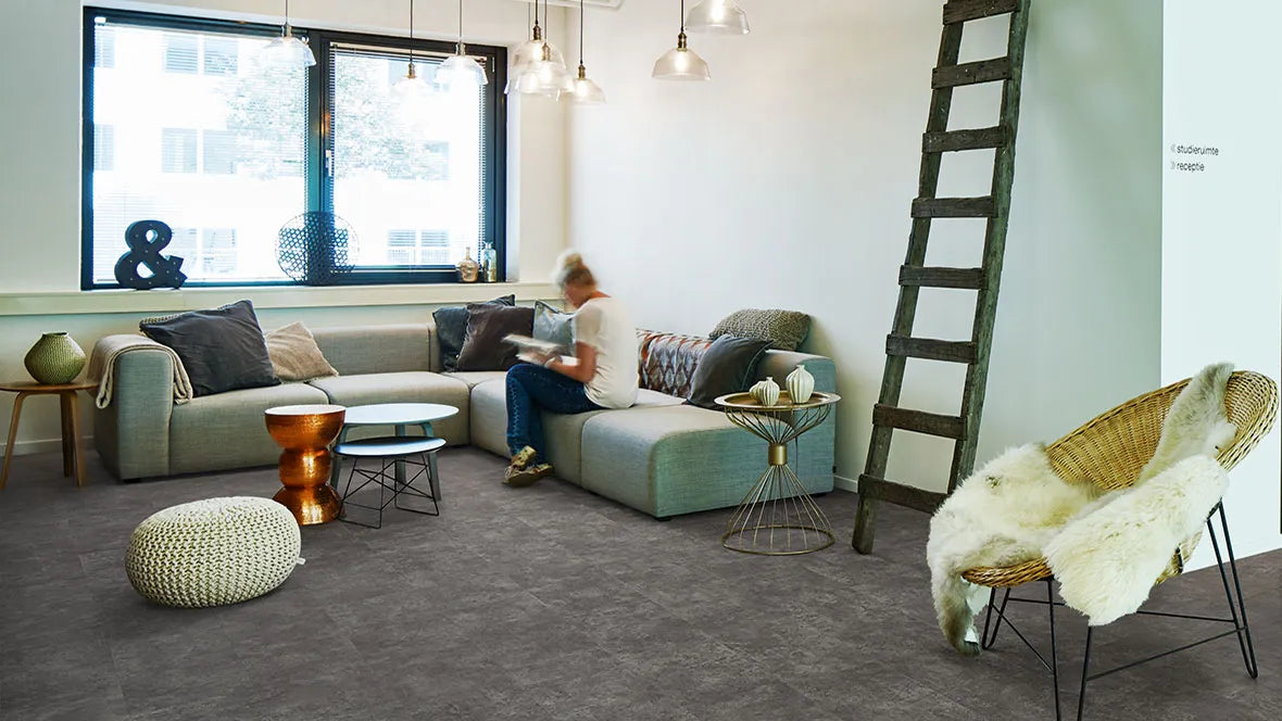 Forbo Charcoal Concrete, im Raum verlegt