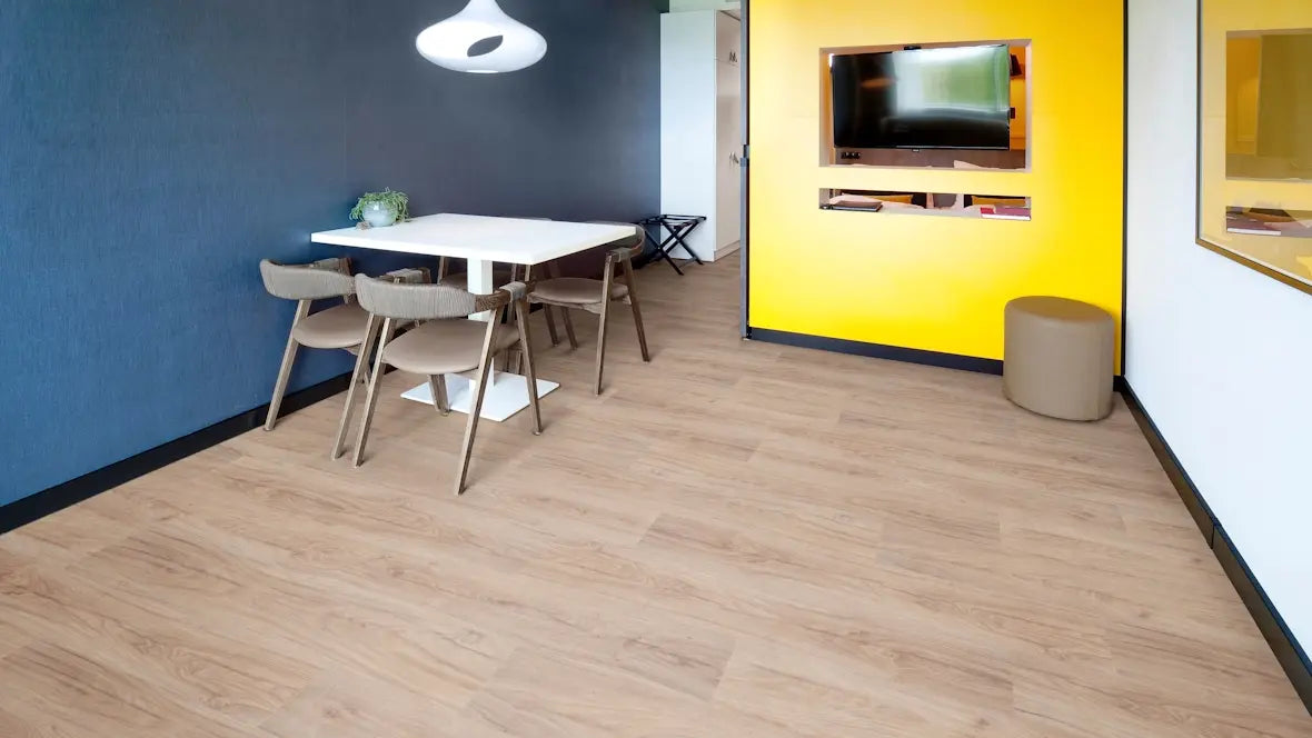 Forbo Light Honey Oak, im Raum verlegt