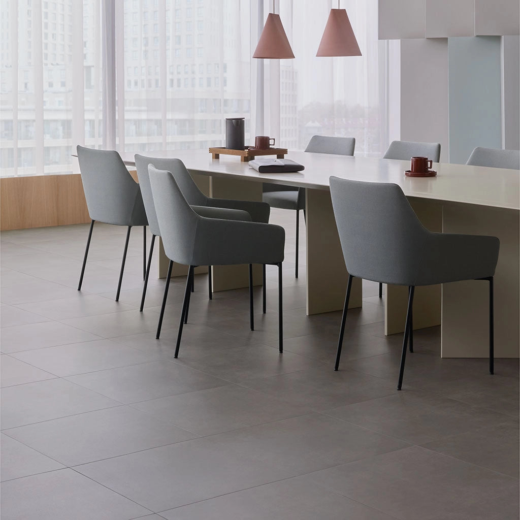 Forbo Smoke Slabstone, im Raum verlegt