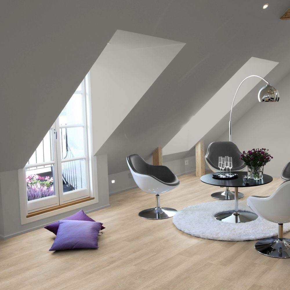 Vinylboden Tarkett iD Inspiration 30 Classics Antik Oak Beige, Klebevinyl, mit Holzmaserung und warmen Beigetönen.