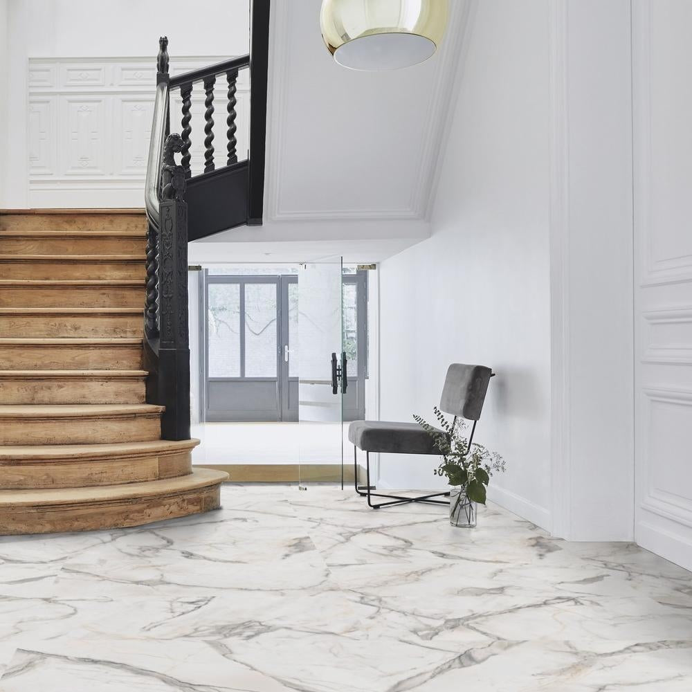 Tarkett iD Inspiration 30 Naturals Carrara Grande White Vinylboden, Klebevinyl, helle, elegante Fliesenoptik, langlebig und pflegeleicht