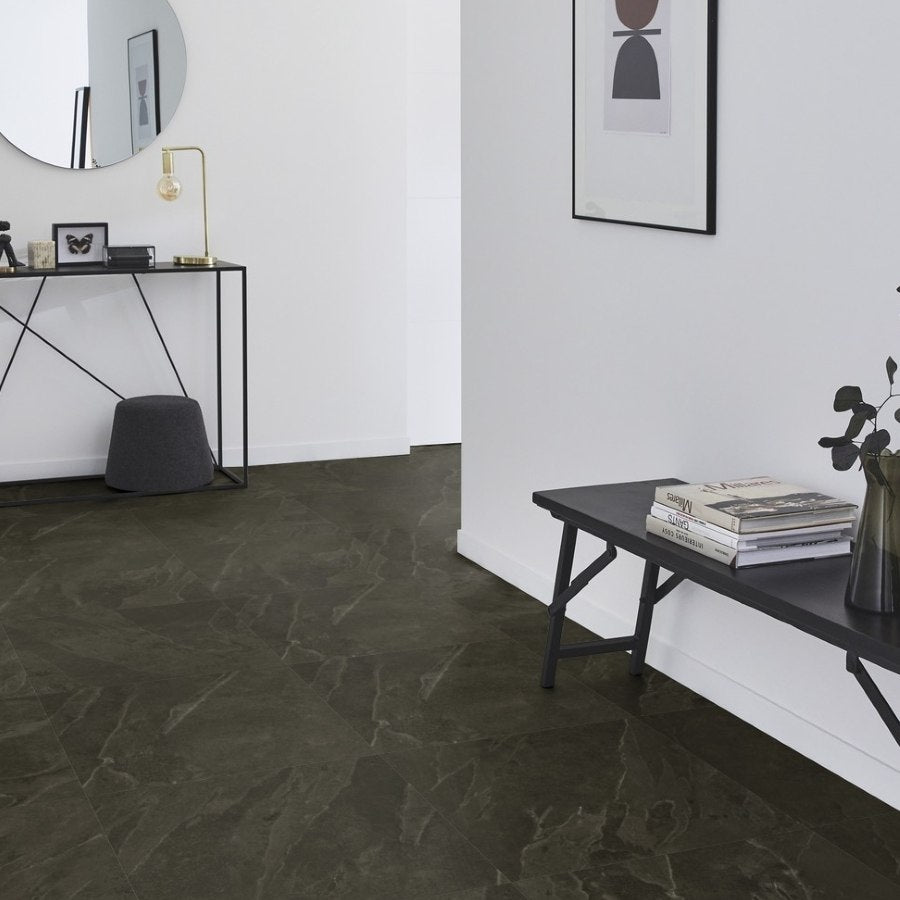 Tarkett iD Inspiration 30 Naturals Liguria Slate Black Vinylboden aus Klebevinyl mit dunklem, steinähnlichem Design