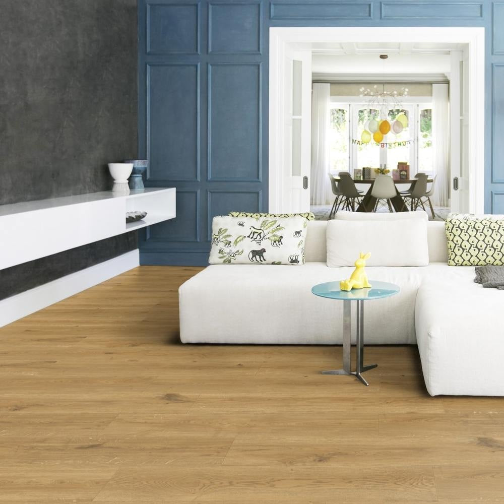 Vinylboden Tarkett iD Inspiration 30 Naturals Swiss Oak Stained, Klebevinyl mit Holzmaserung und warmem Eiche-Finish.