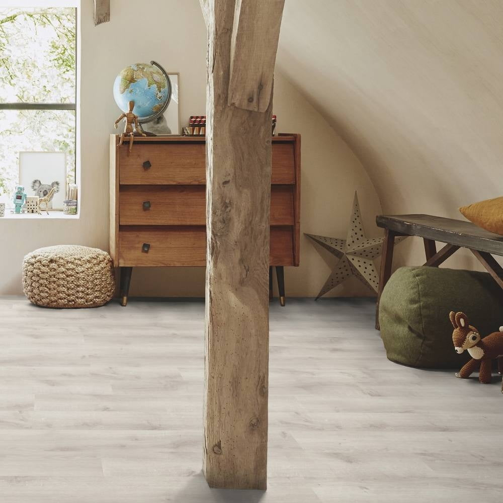 Vinylboden Tarkett iD Inspiration 30 Classics Rustic Oak Light Grey, Klebevinyl mit hellgrauer Eichenoptik, Nahaufnahme des Bodenbelags