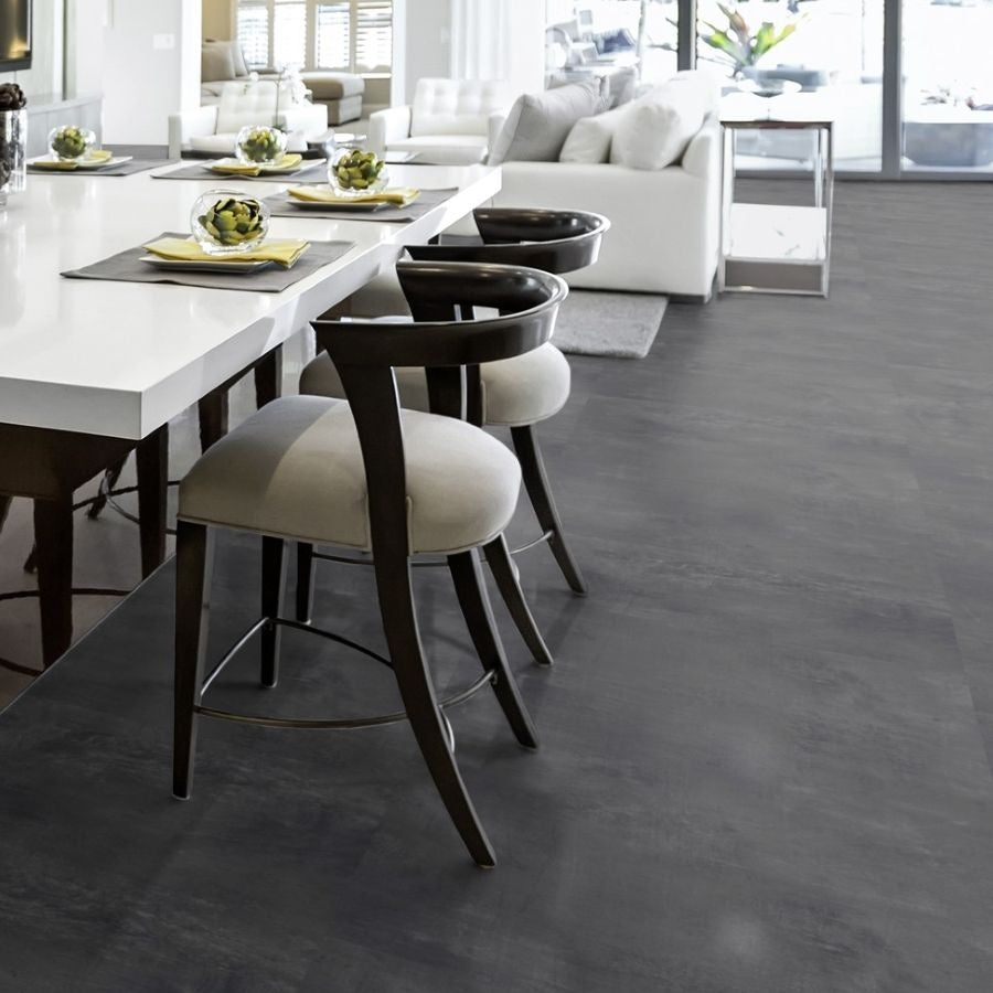 Vinylboden Tarkett iD Inspiration 30 Classics Vintage Zinc Black, schwarzer Klebevinylboden mit vintage Design, Nahaufnahme