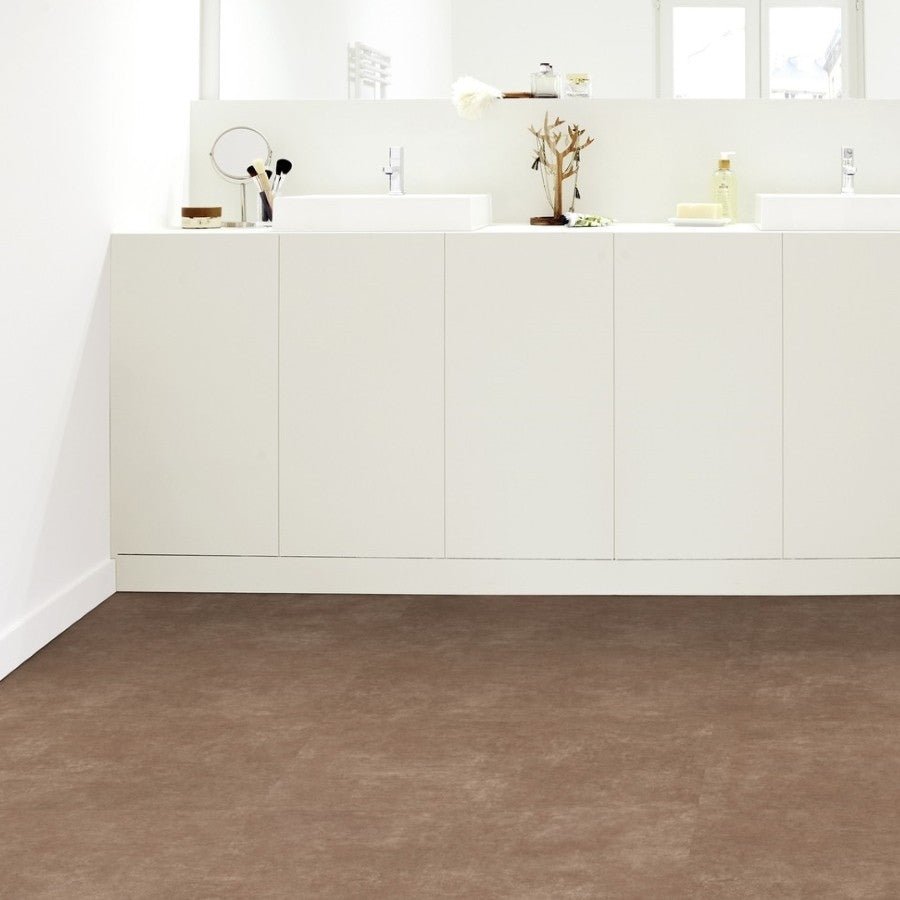 Tarkett iD Inspiration 40 Naturals Belgian Stone Loam Vinylboden, Klebevinyl, mit steinähnlicher Holzoptik, im Raum verlegt