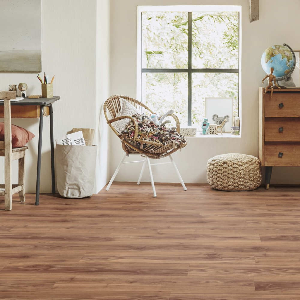 Vinylboden Tarkett iD Inspiration 55 Naturals American Walnut Cinnamon mit Holzmaserung und warmem Braunton, Klebevinyl, Nahaufnahme