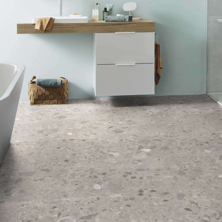 Tarkett iD Inspiration 55 Naturals Breccia Grey Vinylboden aus Klebevinyl mit grauem, steinähnlichem Design.