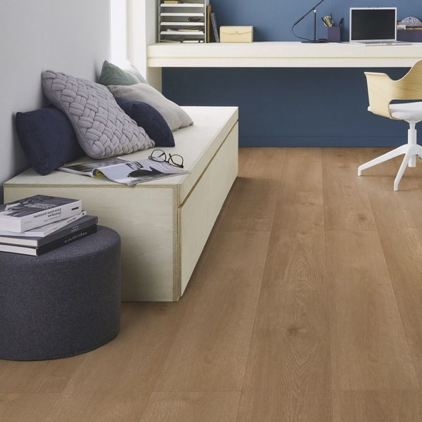Vinylboden Tarkett iD Inspiration 55 Naturals Chatillon Eichenbraun, Klebevinyl, mit Holzmaserung und warmem Braunton.