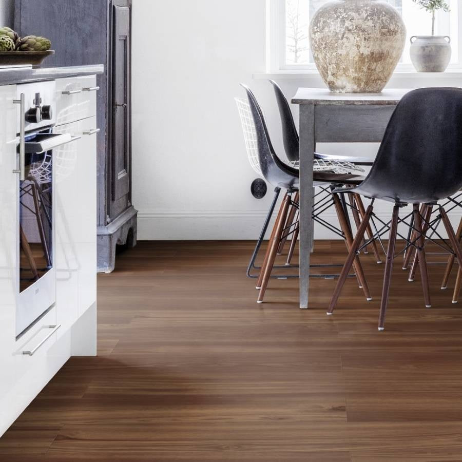Vinylboden Tarkett iD Inspiration 55 Naturals Chestnut Smoked mit Holzmaserung und warmem Braunton, Klebevinyl für Bodenbeläge