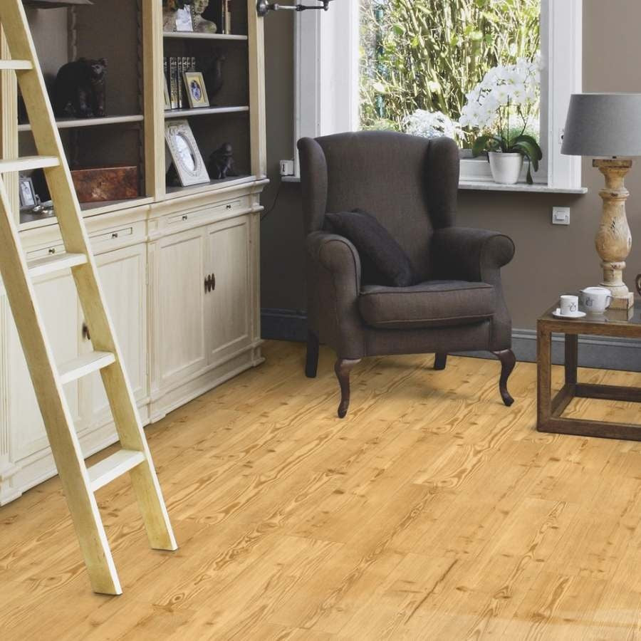Tarkett iD Inspiration 55 Naturals Classic Pine Vinylboden, Klebevinyl, mit natürlicher Holzmaserung und hellbrauner Optik.