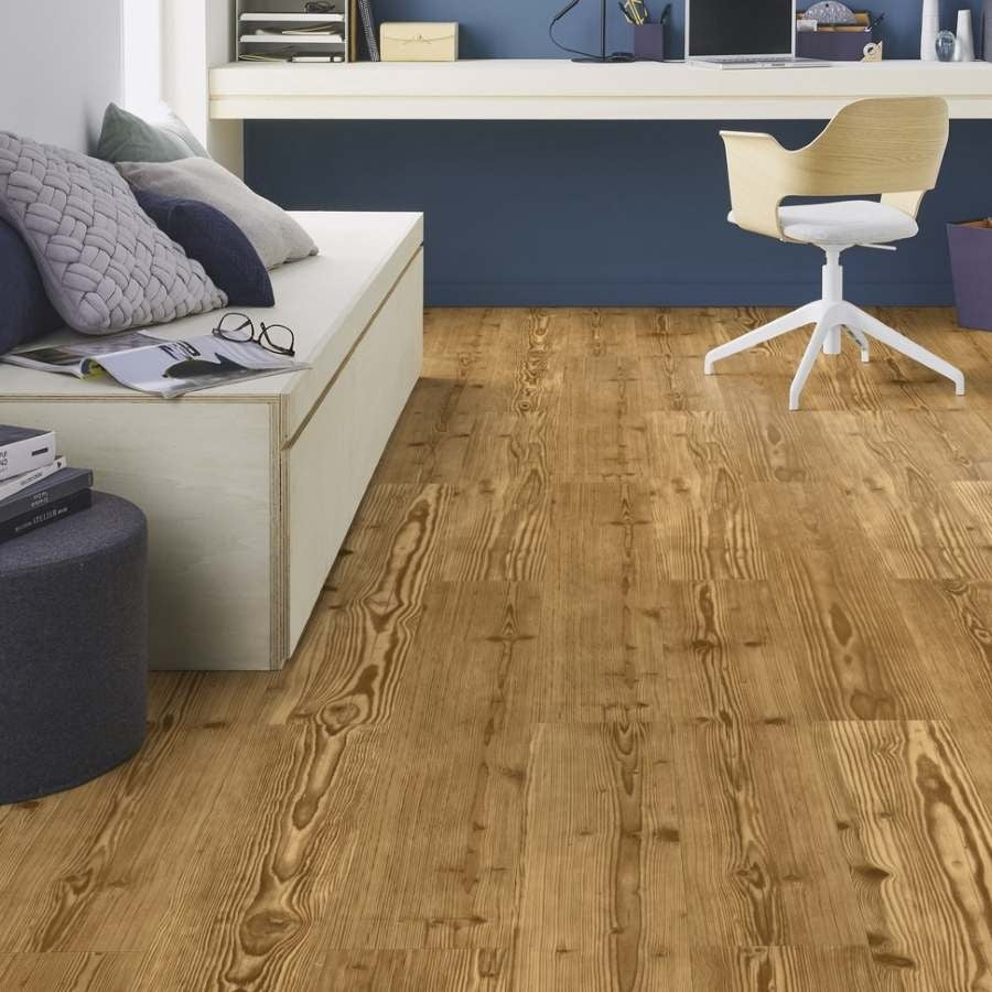 Vinylboden Tarkett iD Inspiration 55 Naturals Classic Pine Sunburned, Klebevinyl mit Holzdesign und warmem Naturholz-Look.